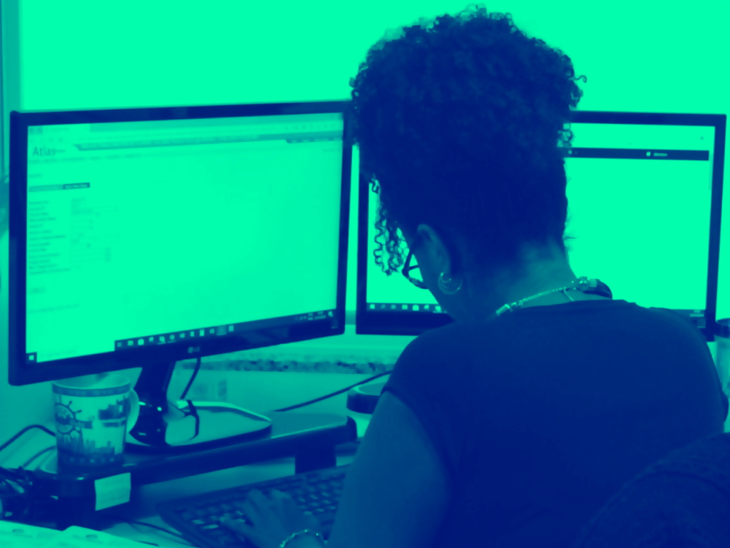 Mulher participante da hackathon COVID-19 programando