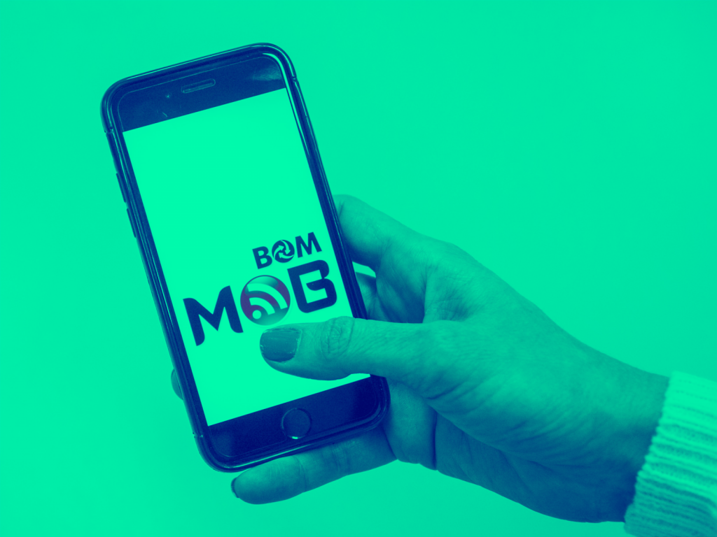 Celular com imagem do logo Bom Mob